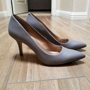 BCBG Grey Pumps💟